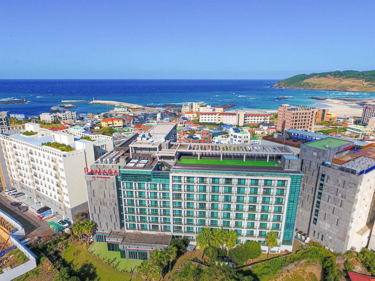 Готель Ramada By Wyndham Jeju Hamdeok Екстер'єр фото
