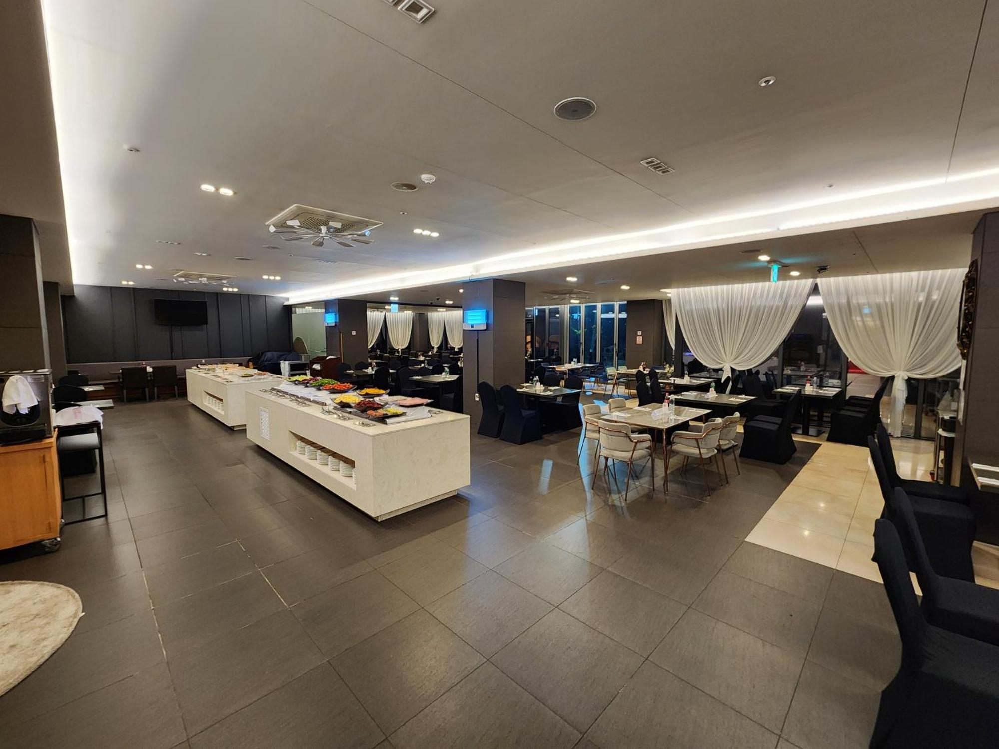 Готель Ramada By Wyndham Jeju Hamdeok Екстер'єр фото