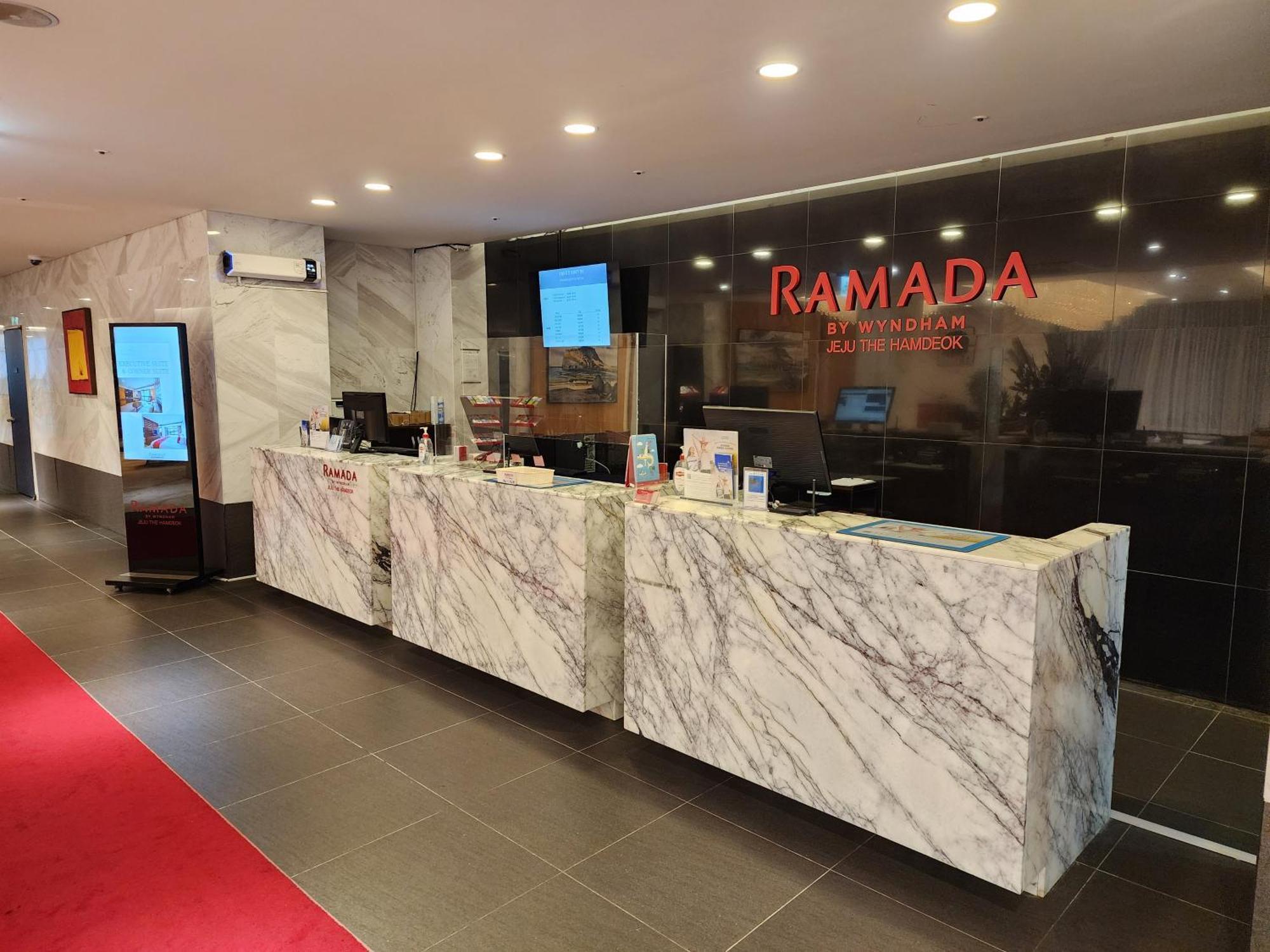 Готель Ramada By Wyndham Jeju Hamdeok Екстер'єр фото