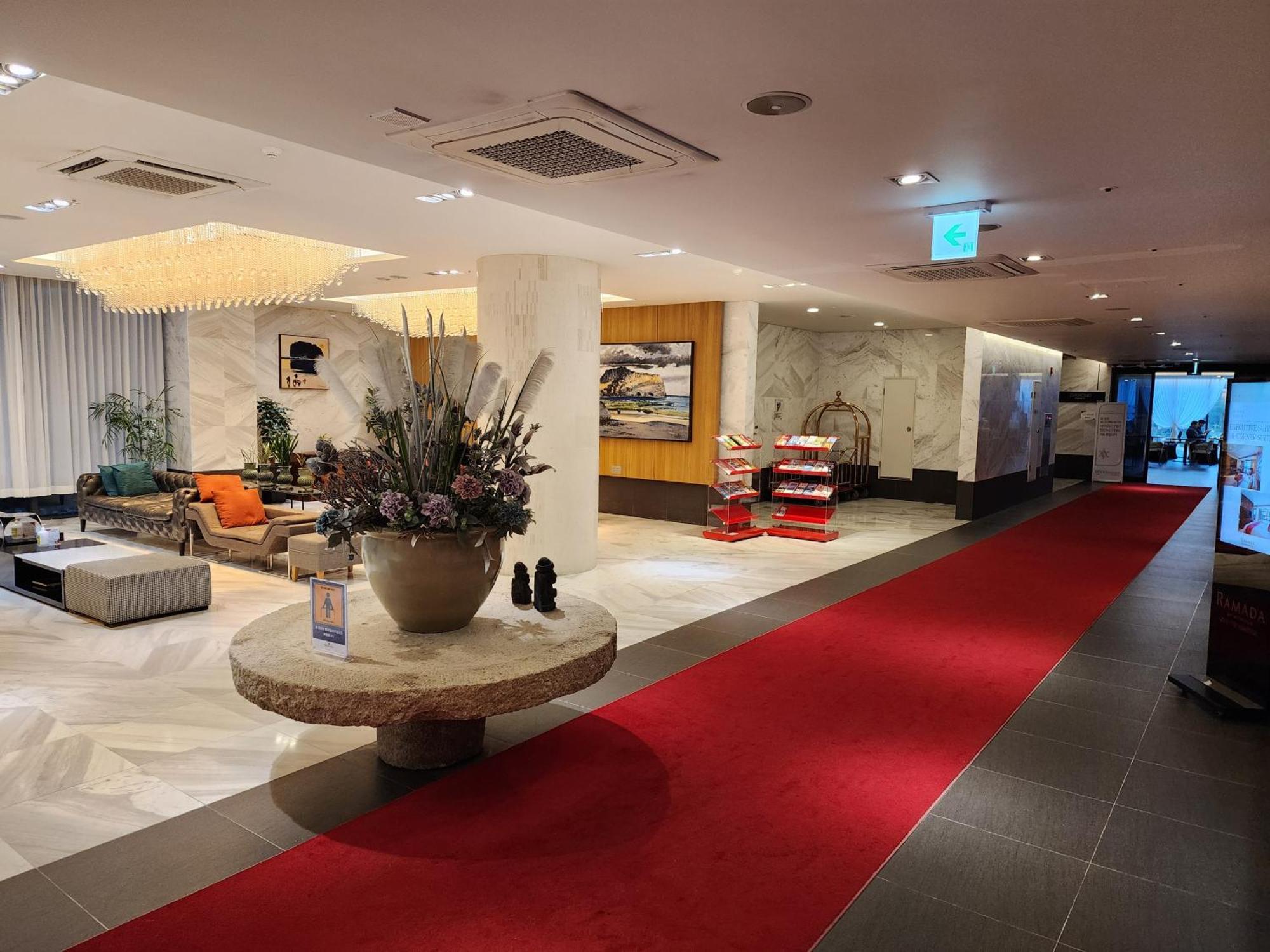 Готель Ramada By Wyndham Jeju Hamdeok Екстер'єр фото