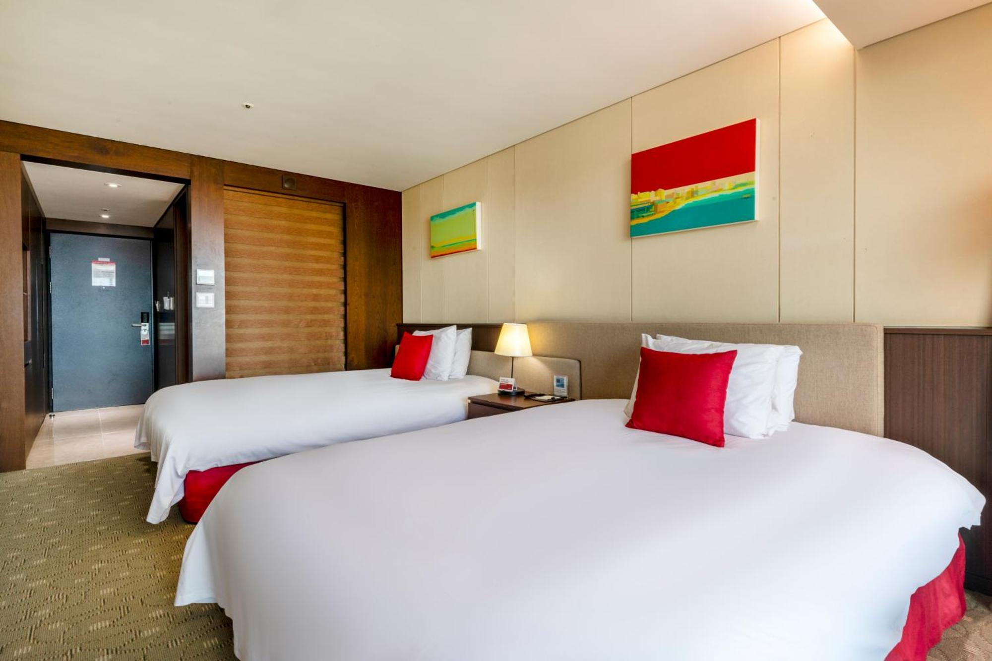 Готель Ramada By Wyndham Jeju Hamdeok Екстер'єр фото