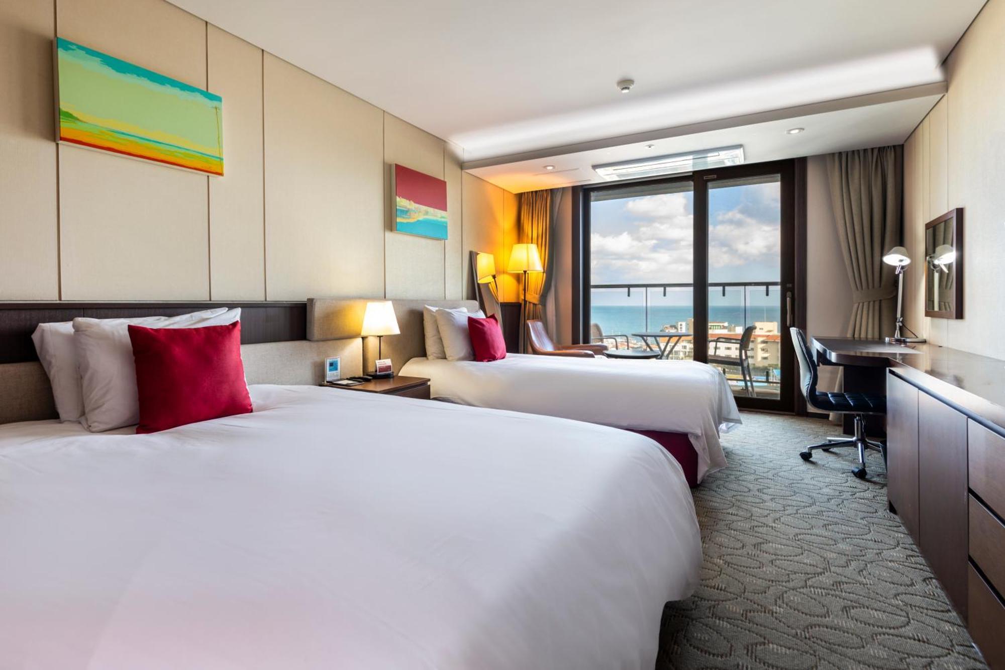 Готель Ramada By Wyndham Jeju Hamdeok Екстер'єр фото