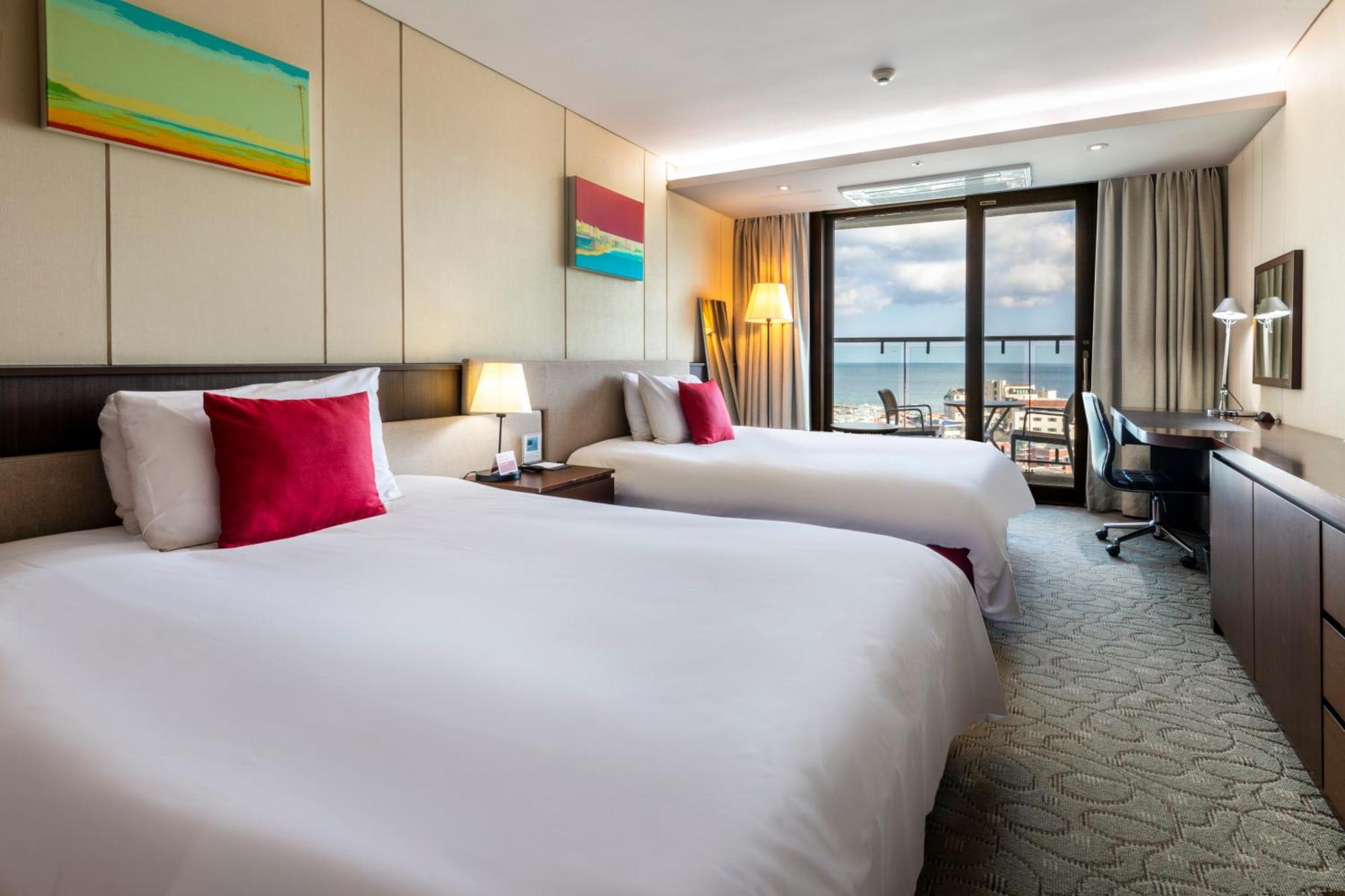 Готель Ramada By Wyndham Jeju Hamdeok Екстер'єр фото
