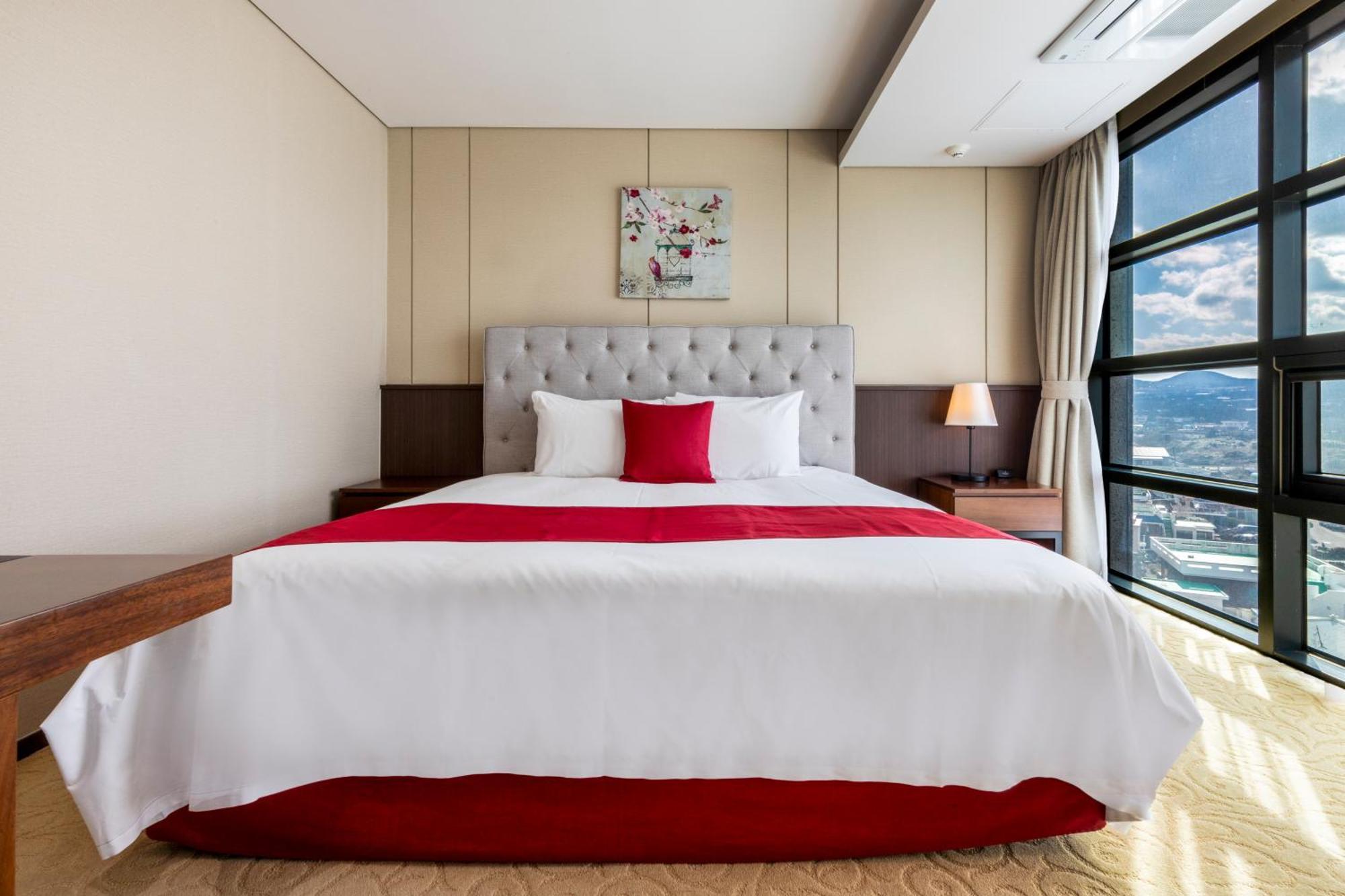 Готель Ramada By Wyndham Jeju Hamdeok Екстер'єр фото