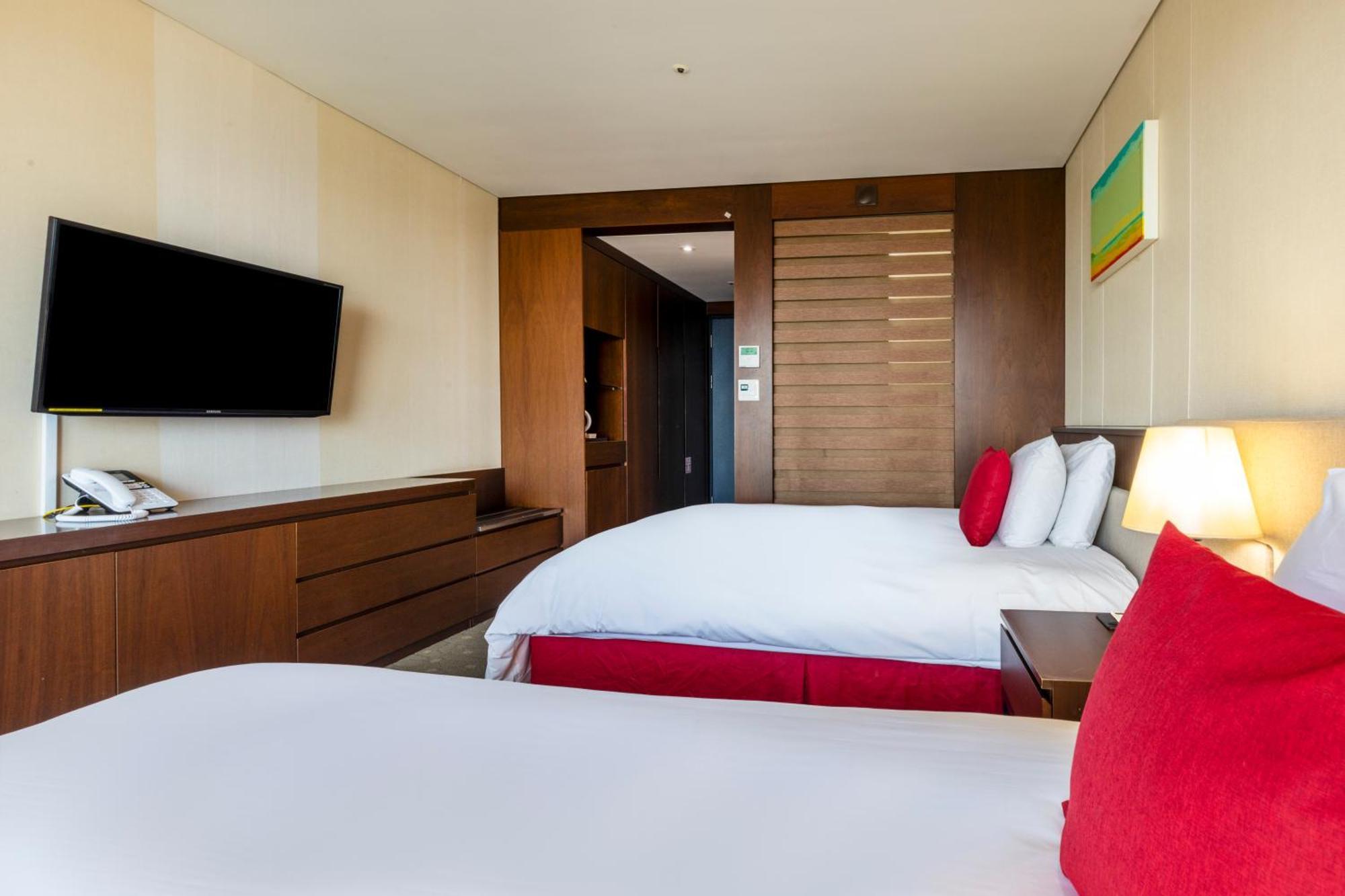 Готель Ramada By Wyndham Jeju Hamdeok Екстер'єр фото