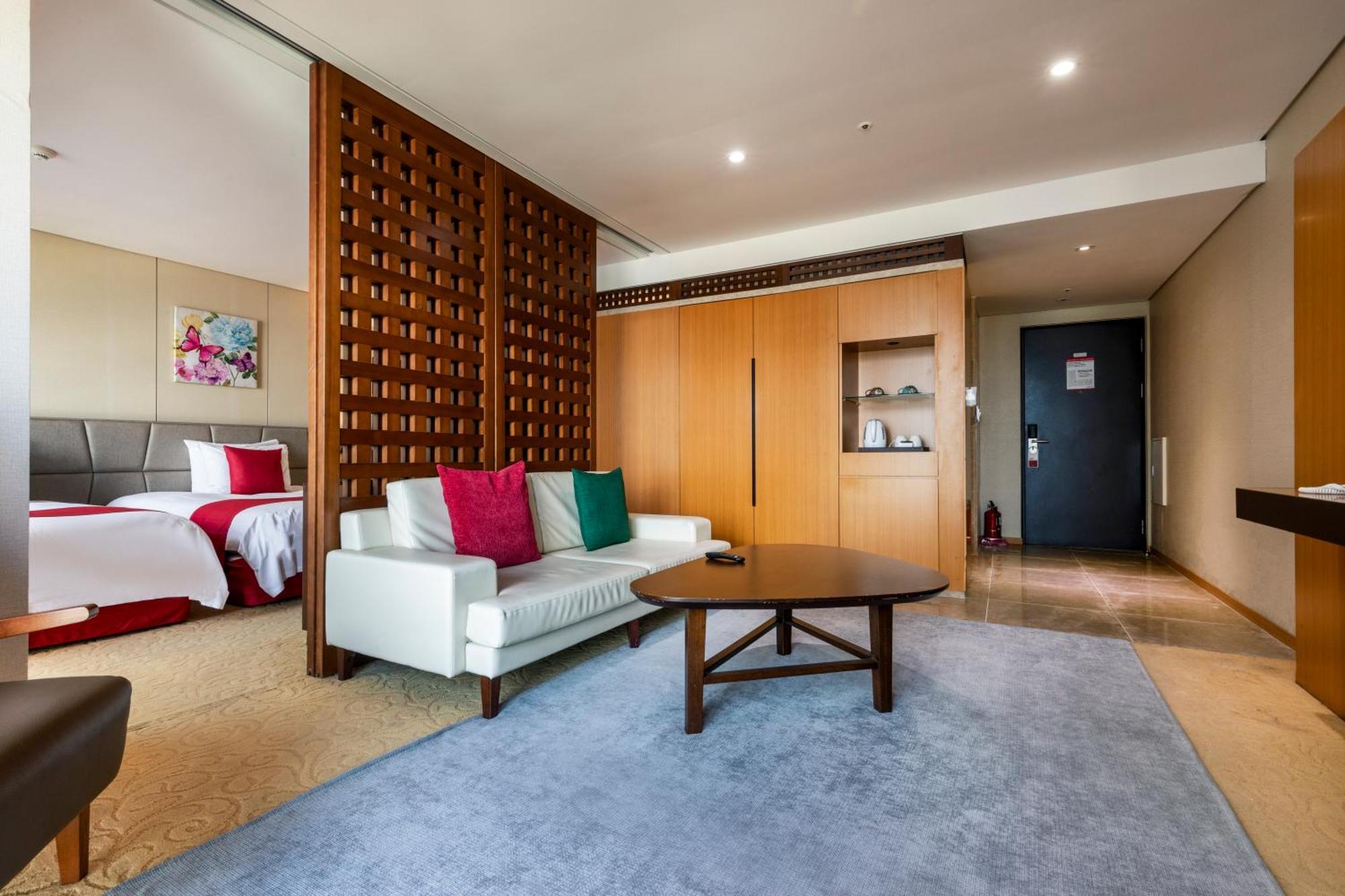 Готель Ramada By Wyndham Jeju Hamdeok Екстер'єр фото