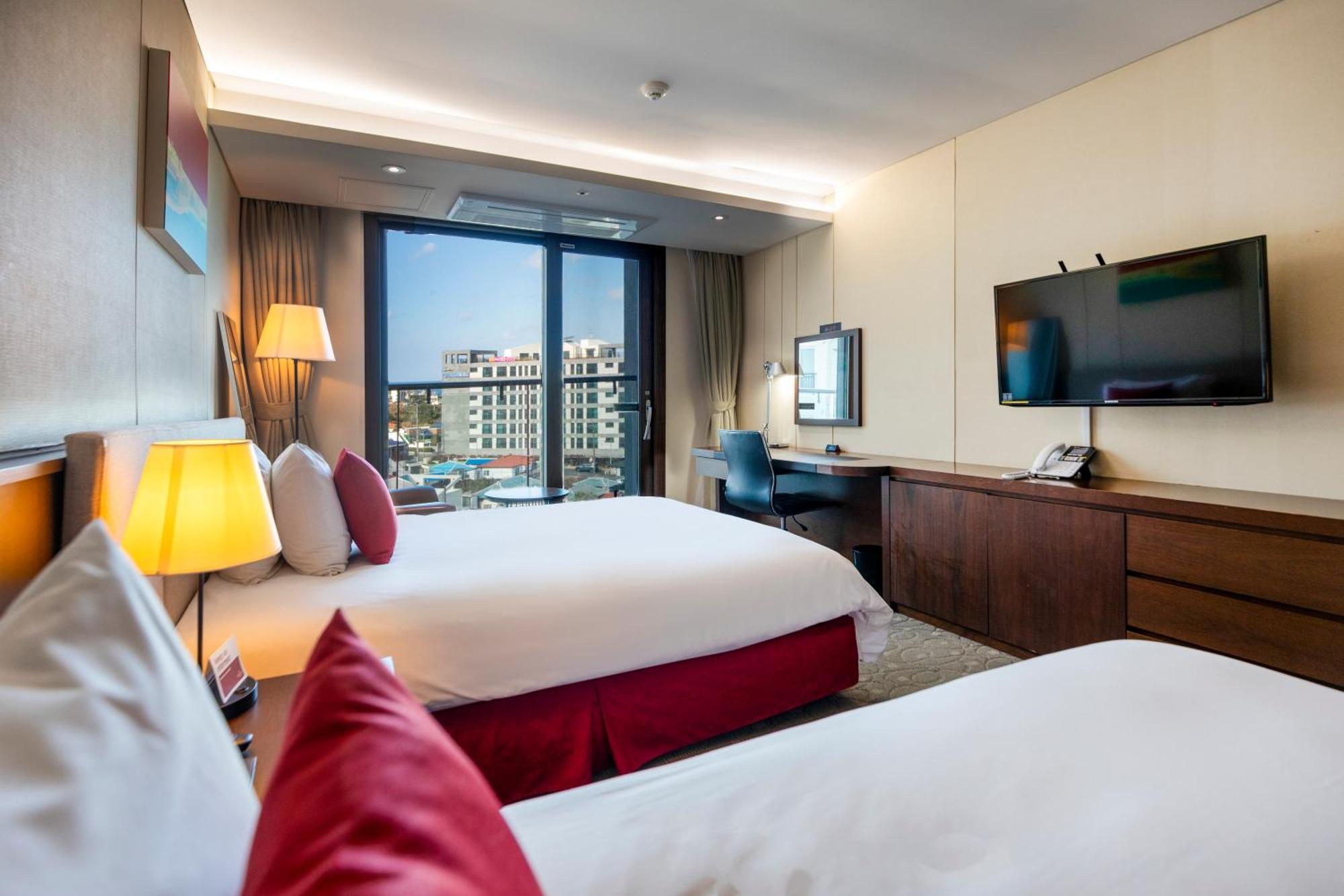 Готель Ramada By Wyndham Jeju Hamdeok Екстер'єр фото