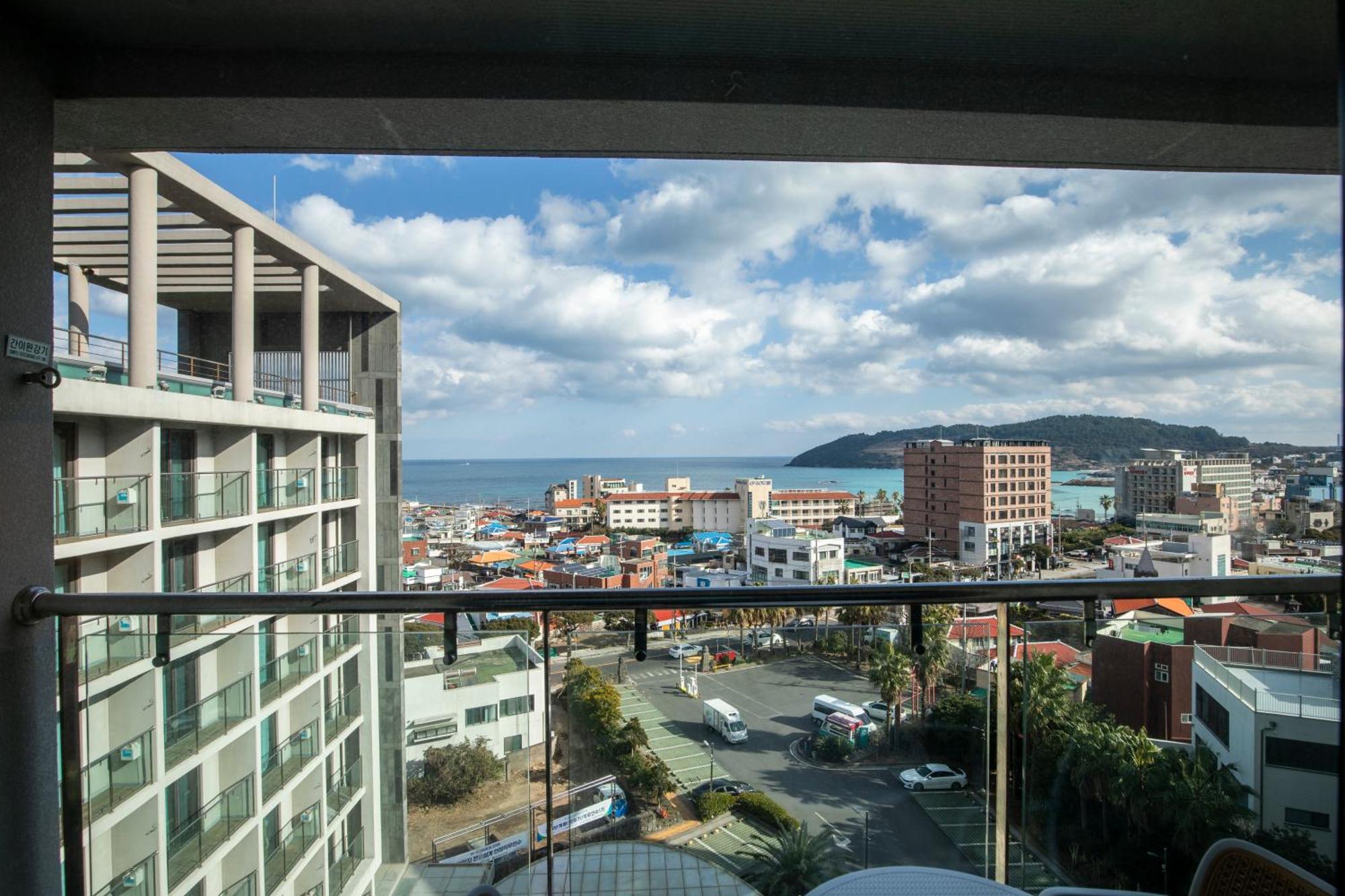 Готель Ramada By Wyndham Jeju Hamdeok Екстер'єр фото