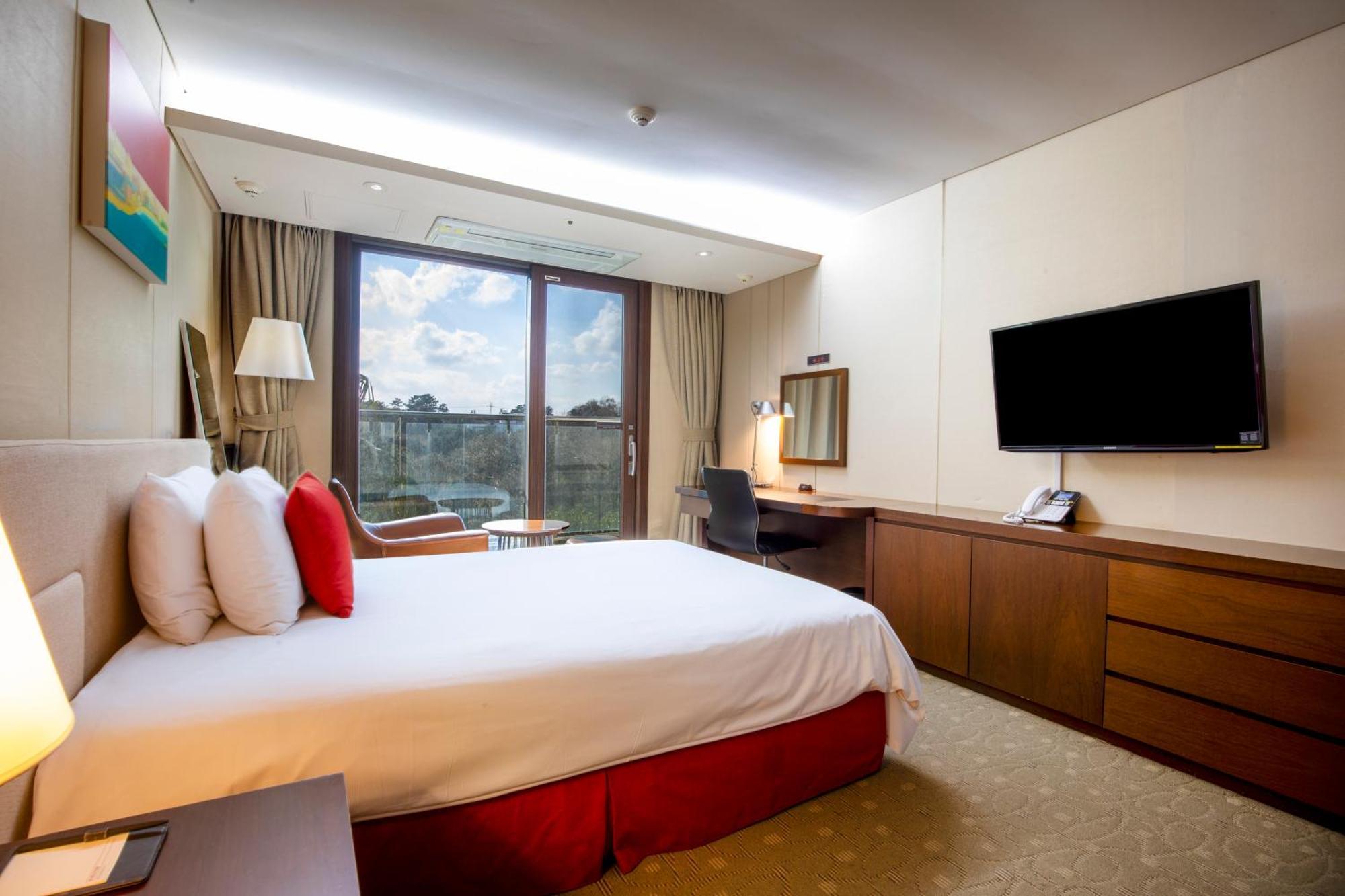 Готель Ramada By Wyndham Jeju Hamdeok Екстер'єр фото