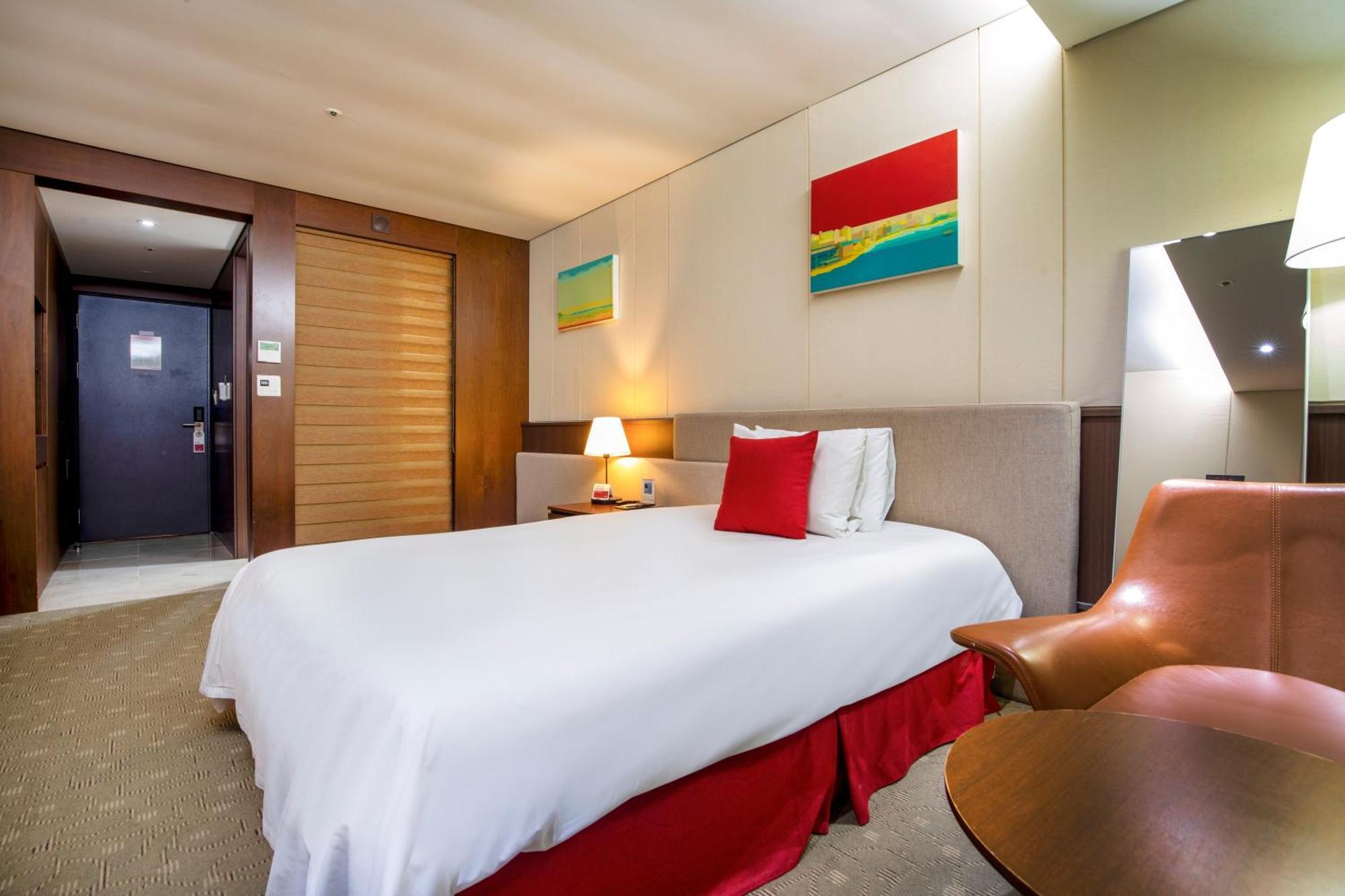 Готель Ramada By Wyndham Jeju Hamdeok Екстер'єр фото