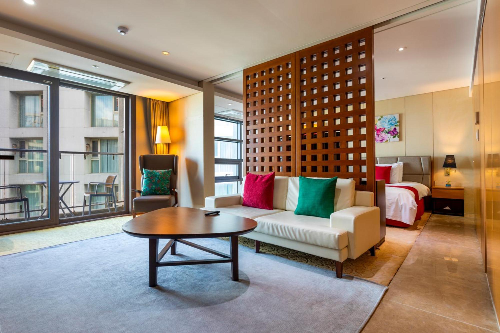 Готель Ramada By Wyndham Jeju Hamdeok Екстер'єр фото