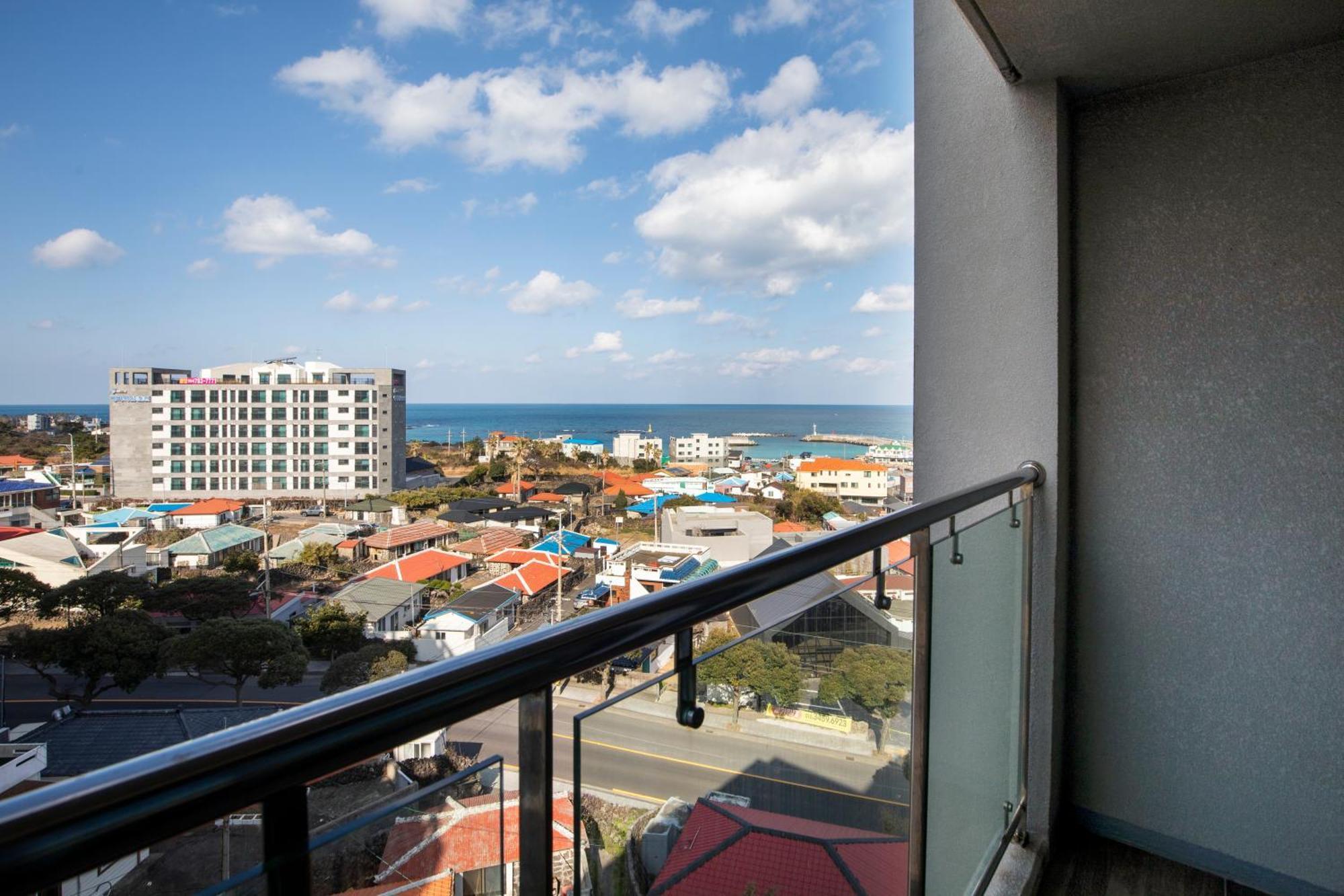 Готель Ramada By Wyndham Jeju Hamdeok Екстер'єр фото