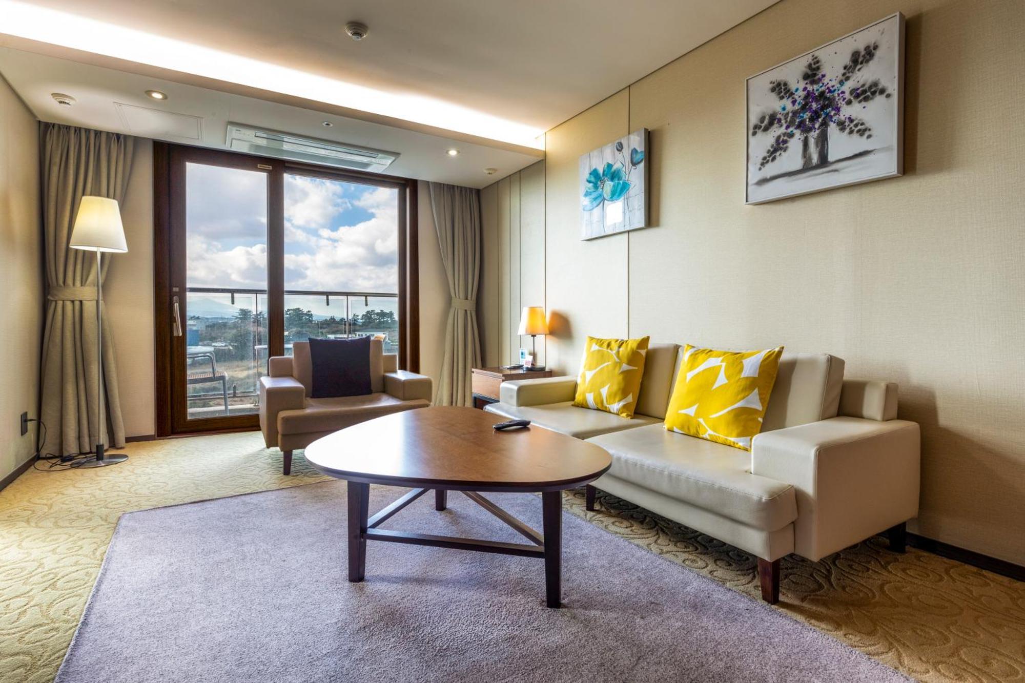 Готель Ramada By Wyndham Jeju Hamdeok Екстер'єр фото