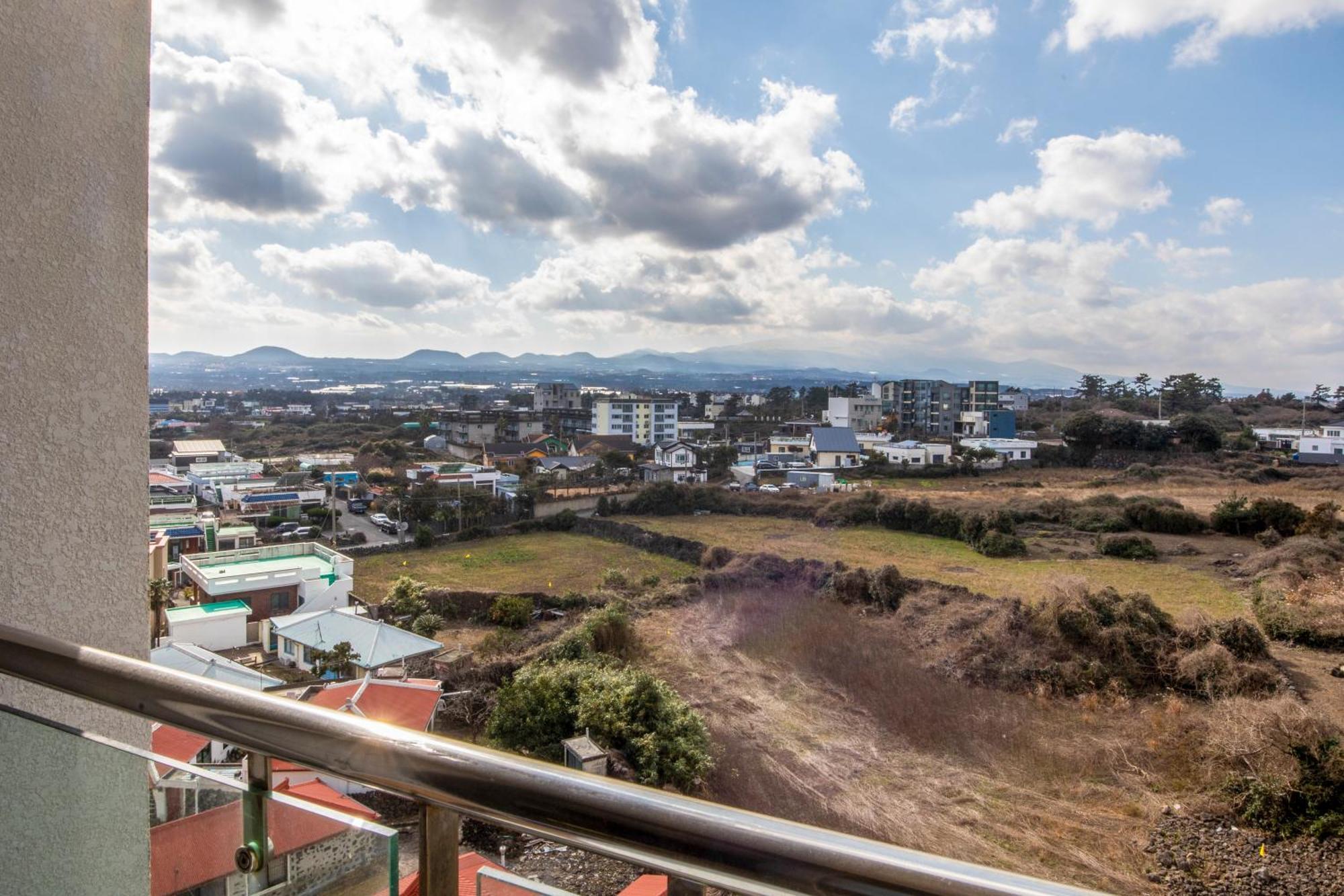 Готель Ramada By Wyndham Jeju Hamdeok Екстер'єр фото