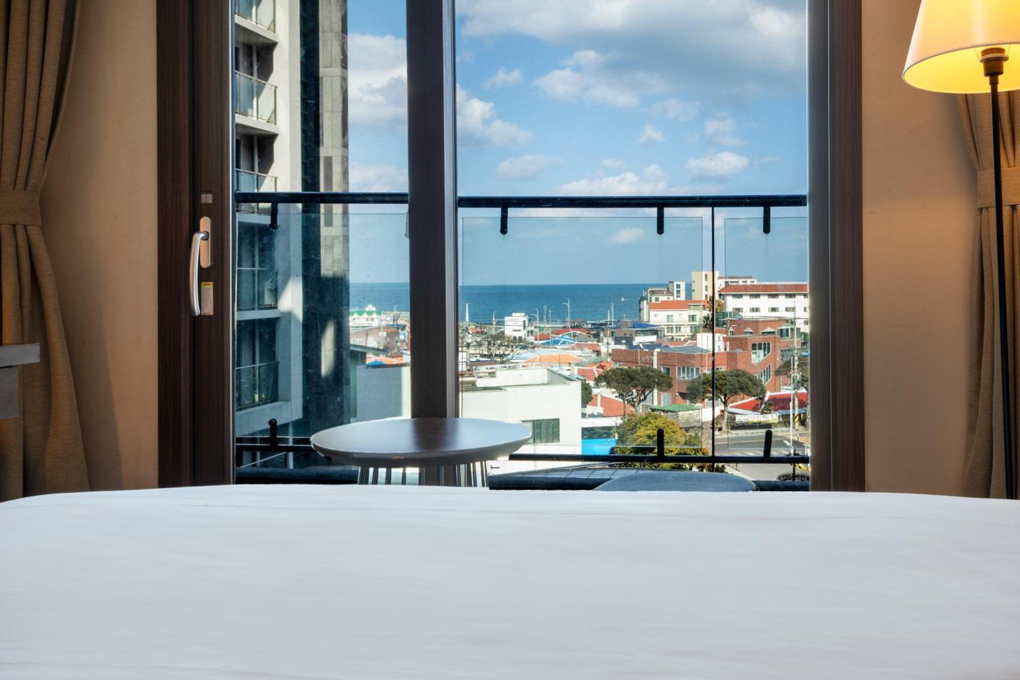 Готель Ramada By Wyndham Jeju Hamdeok Екстер'єр фото