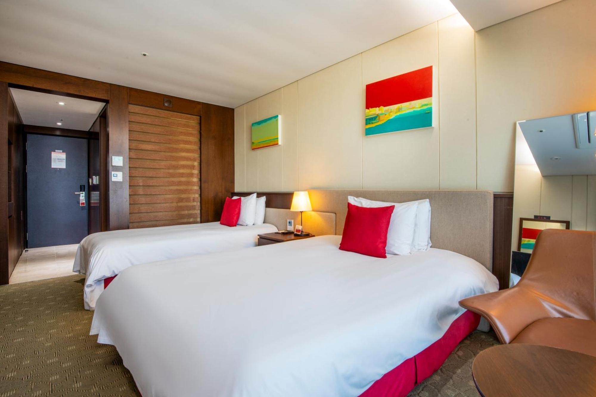 Готель Ramada By Wyndham Jeju Hamdeok Екстер'єр фото