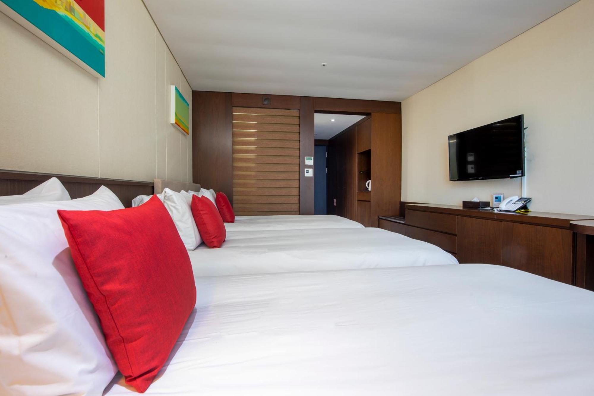 Готель Ramada By Wyndham Jeju Hamdeok Екстер'єр фото