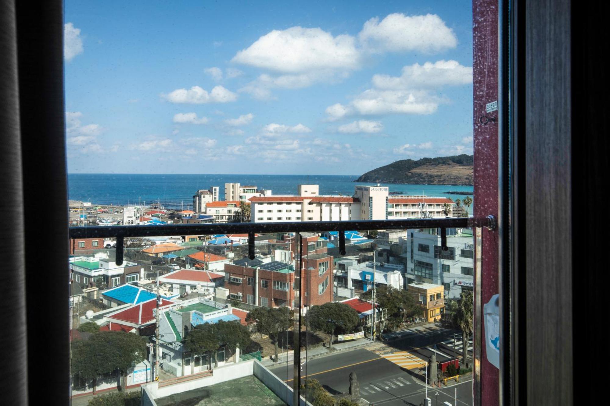 Готель Ramada By Wyndham Jeju Hamdeok Екстер'єр фото