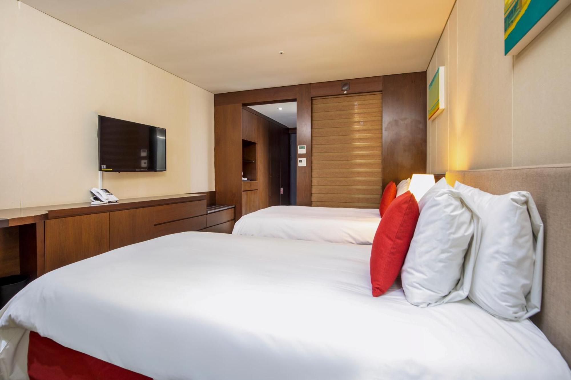 Готель Ramada By Wyndham Jeju Hamdeok Екстер'єр фото