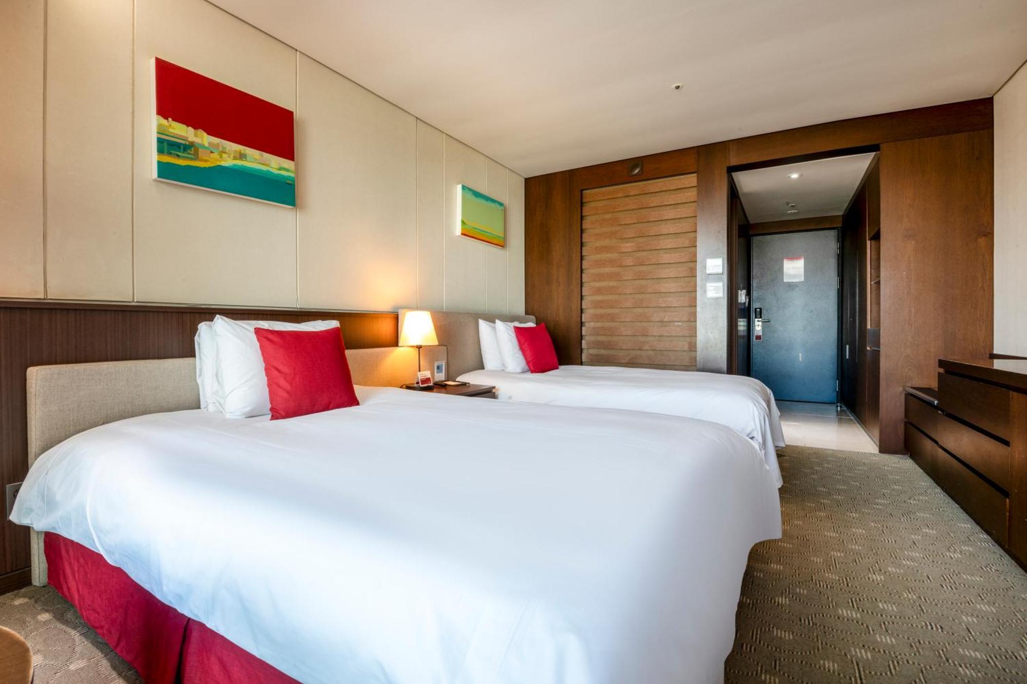 Готель Ramada By Wyndham Jeju Hamdeok Екстер'єр фото