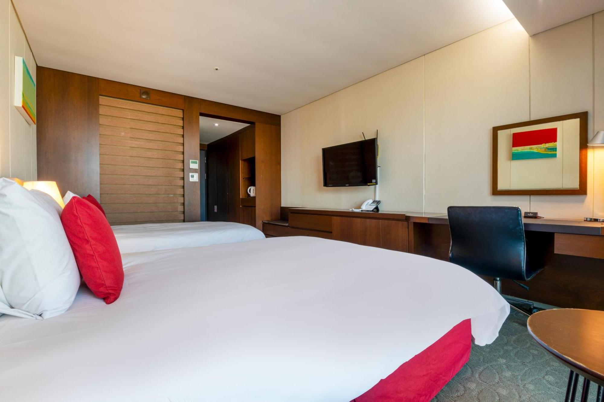 Готель Ramada By Wyndham Jeju Hamdeok Екстер'єр фото