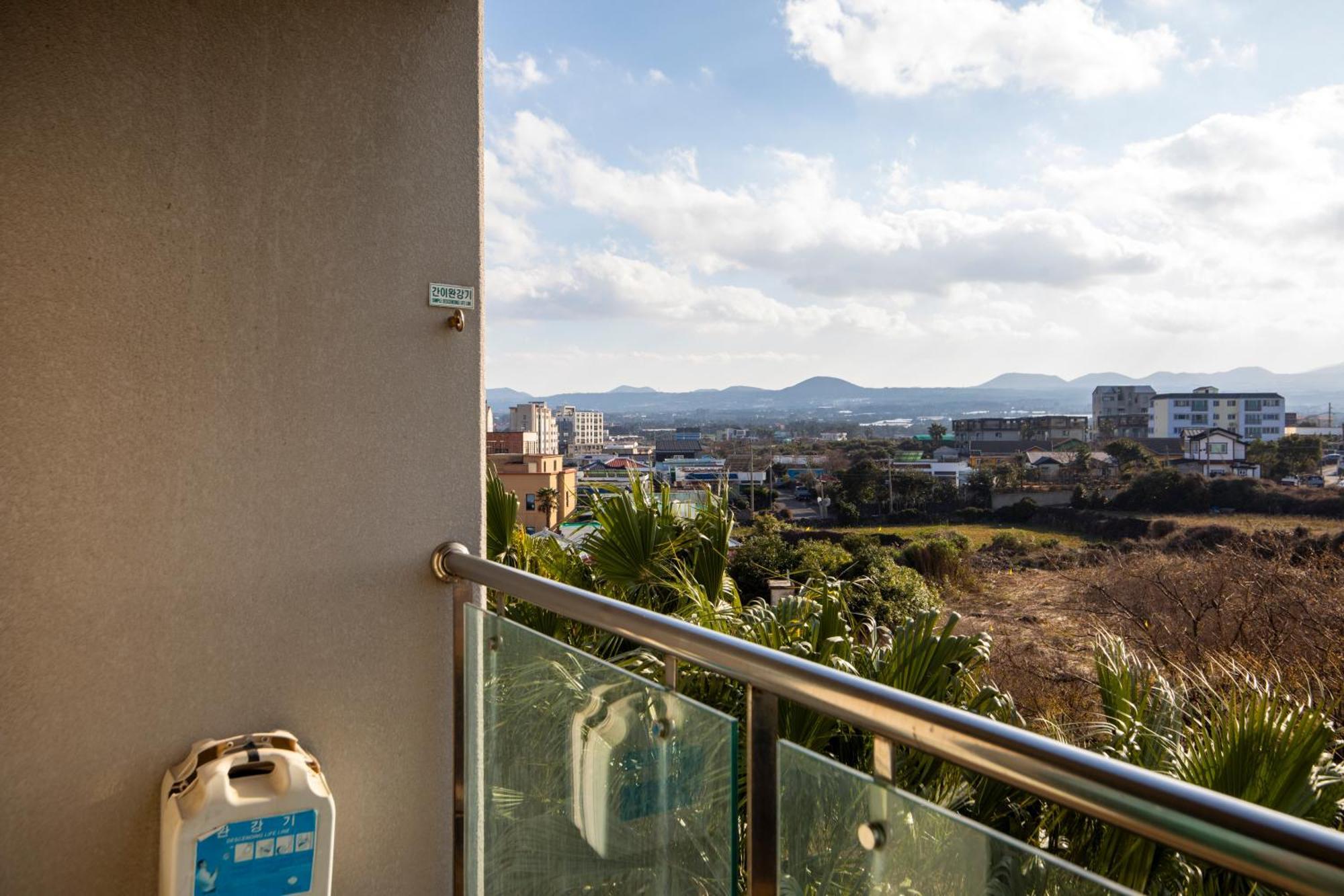 Готель Ramada By Wyndham Jeju Hamdeok Екстер'єр фото