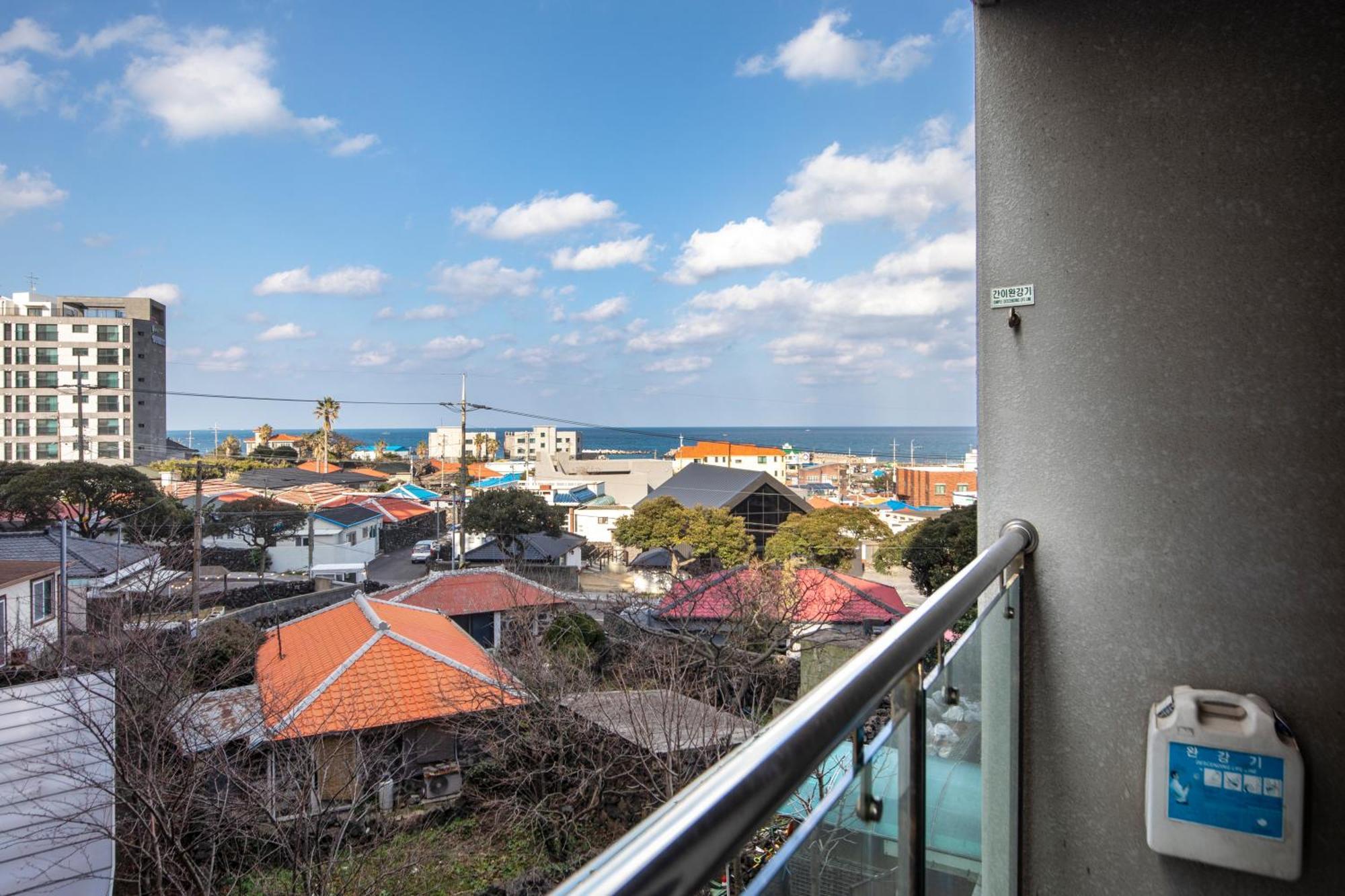 Готель Ramada By Wyndham Jeju Hamdeok Екстер'єр фото